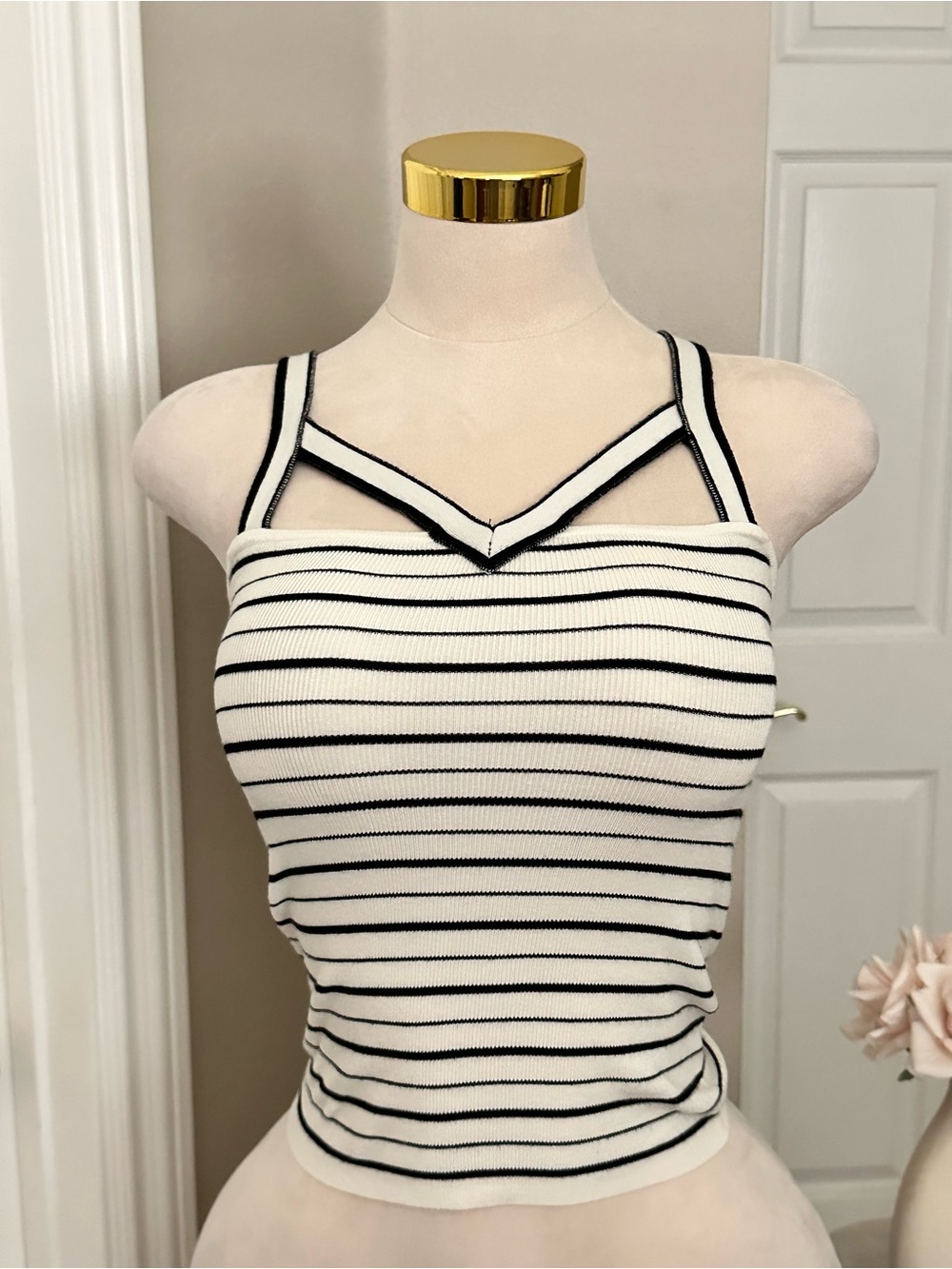 Express White Black Striped Ribbed Sweater Tank w/ Cutout V-Neck Detail Sz XS - Picture 2 of 7
